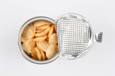 Üstünde buğday, yulaf ve havuç ve portakaldan yapılmış gevrek bir ürün olan açık bir kutu.