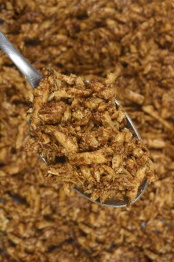  Bir kaşık soya ve hardal salamurasının içinde füme tofunun bir kısmını barındırıyor, yukarıdan doğrudan fotoğraflanmış.