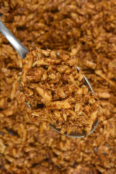  Bir kaşık soya ve hardal salamurasının içinde füme tofunun bir kısmını barındırıyor, yukarıdan doğrudan fotoğraflanmış.