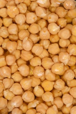 Yakın çekim, tam kare çekim yoğun, açık tenli bir nohut dokusunun hazırlanmak için suya batırıldığını gösteriyor.