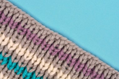 Sol üst köşede gri, krem rengi, mor ve turkuaz renkli renkli renkli renkli bir kumaşın çapraz mahsulü yer almaktadır.