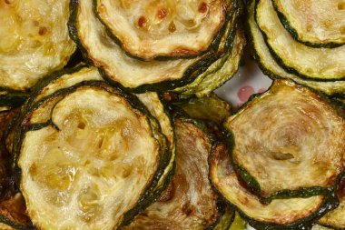 Karamelli ve kahverengili kenarlı kabak dilimlerine yakın çekim, parlak dokuyu ve hafif şeffaf eti vurguluyor.