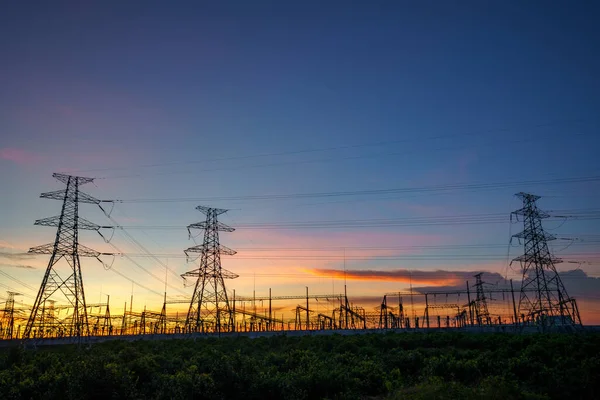 Stromübertragungsmasten Der Abenddämmerung Vor Blauem Himmel — Stockfoto