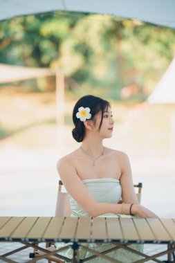 Geleneksel Çin elbiseli kız bahçede.