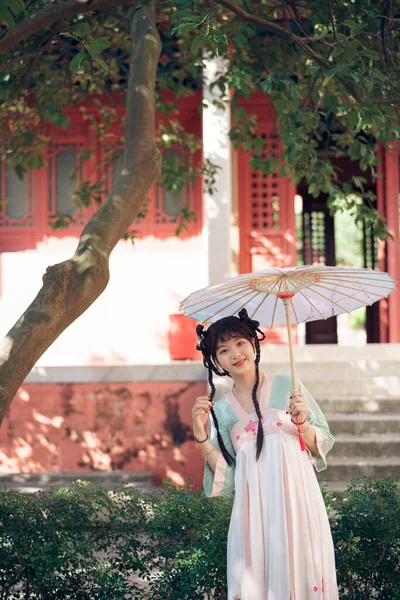 Lány Hagyományos Kínai Ruhában Kertben Van — Stock Fotó