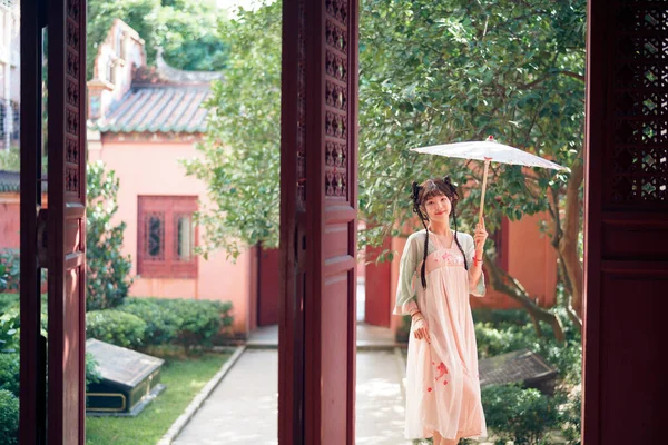 Geleneksel Çin Elbiseli Kız Bahçede — Stok fotoğraf