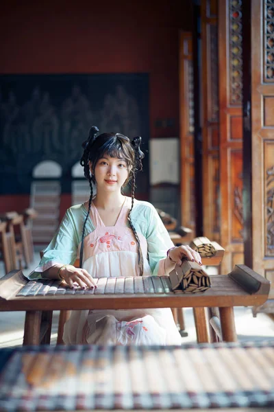 Dívka Tradičních Čínských Šatech Zahradě — Stock fotografie
