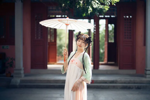 Κορίτσι Παραδοσιακό Κινέζικο Φόρεμα Είναι Στον Κήπο — Φωτογραφία Αρχείου