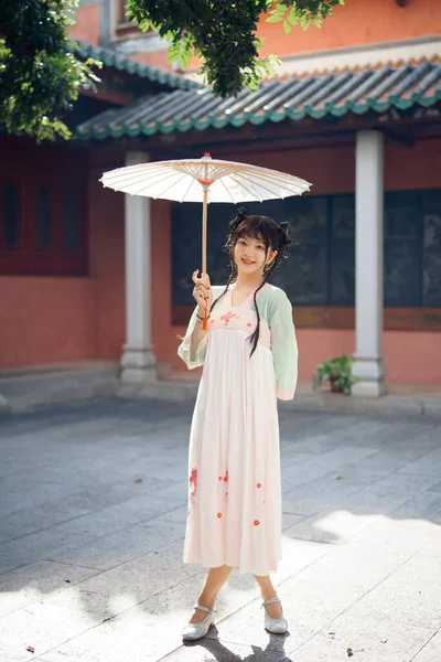 Menina Vestido Chinês Tradicional Está Jardim — Fotografia de Stock
