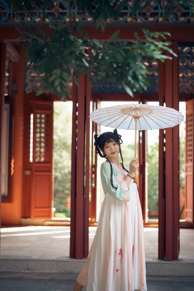 Gadis Dalam Pakaian Tradisional Cina Berada Taman — Stok Foto