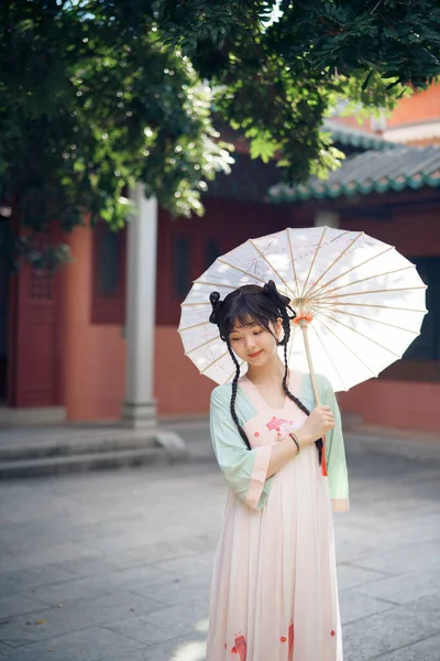 Дівчина Традиційному Китайському Вбранні Саду — стокове фото