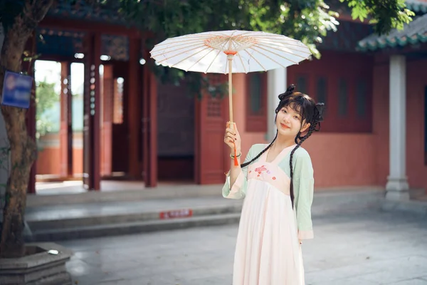 Chica Vestido Chino Tradicional Está Jardín — Foto de Stock