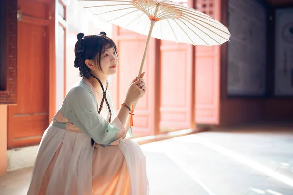 Девушка Традиционном Китайском Платье Саду — стоковое фото