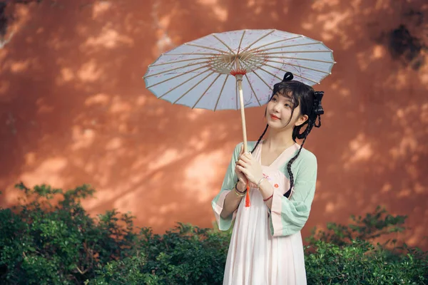 Das Mädchen Traditioneller Chinesischer Kleidung Steht Garten — Stockfoto
