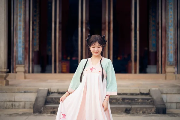 Geleneksel Çin Elbiseli Kız Bahçede — Stok fotoğraf