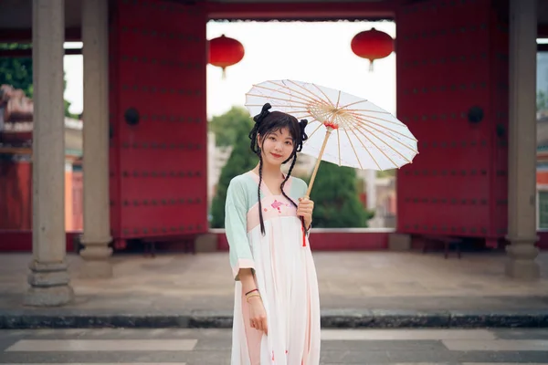 Dívka Tradičních Čínských Šatech Zahradě — Stock fotografie