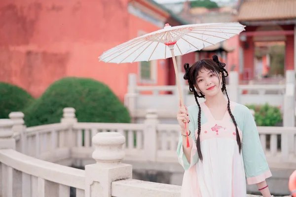 stock image The girl in traditional Chinese dress is in the garden