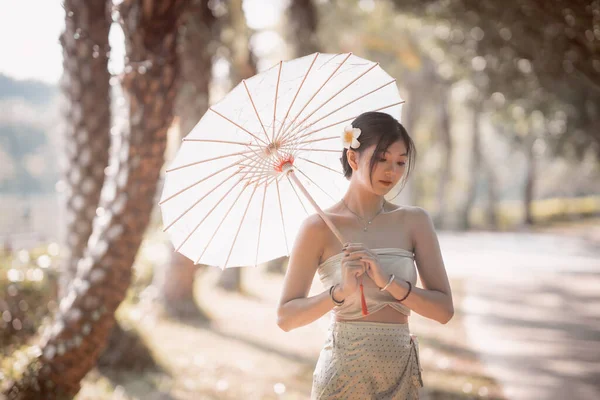 Das Mädchen Traditioneller Chinesischer Kleidung Steht Garten — Stockfoto