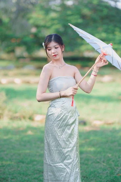 Девушка Традиционном Китайском Платье Саду — стоковое фото