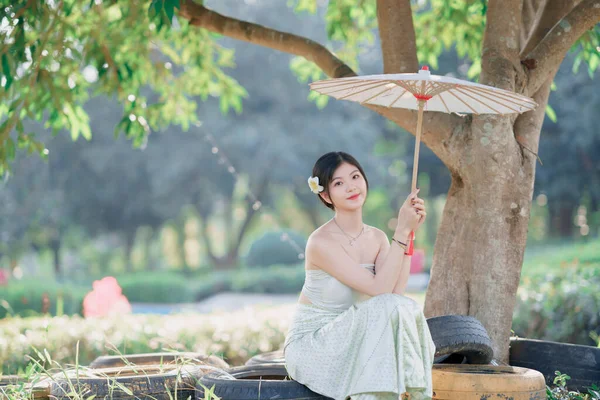 Fille Robe Traditionnelle Chinoise Est Dans Jardin — Photo