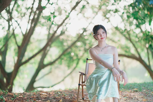 Dziewczyna Tradycyjnej Chińskiej Sukience Jest Ogrodzie — Zdjęcie stockowe