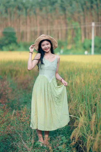 Relaxed Brunette Girl Walking Rice Fields — ストック写真