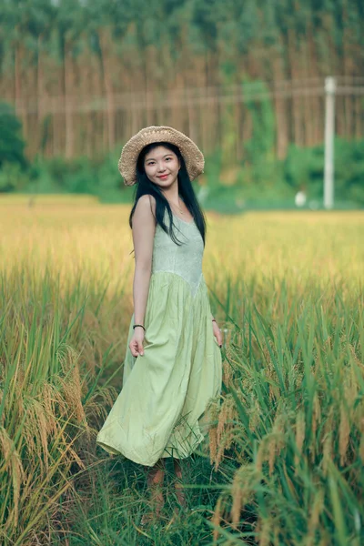 Relaxed Brunette Girl Walking Rice Fields — Φωτογραφία Αρχείου