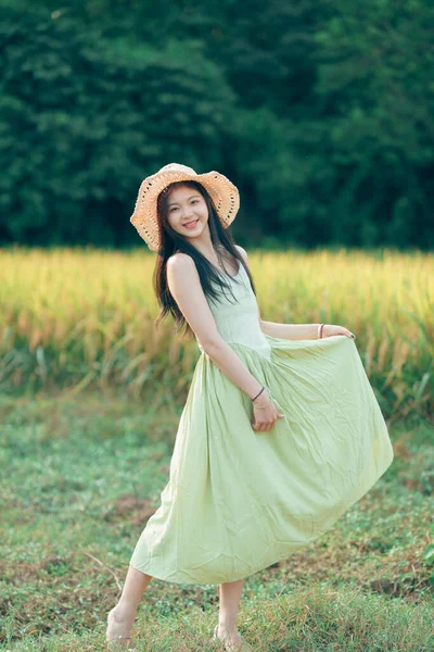 Розслаблена Брюнетка Дівчина Ходить Рисових Полях — стокове фото