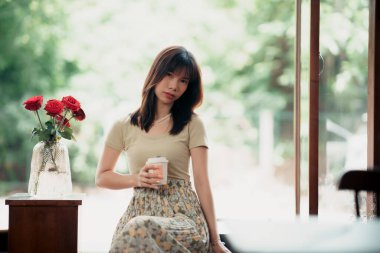 Kız kahve odasında.