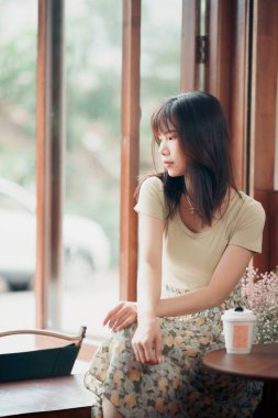 Kız kahve odasında.