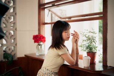 Kız kahve odasında.