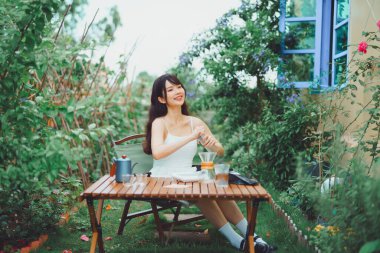 Kız avluda kahve yapıyor.