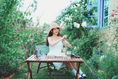 Kız avluda kahve yapıyor.