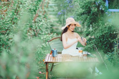 Kız avluda kahve yapıyor.