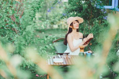 Kız avluya notlar yazmış.