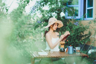 Kız avluya notlar yazmış.