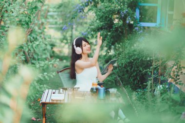 Asyalı kızlar kamp yaparken müzik dinlerler.