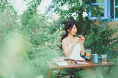 Kız avluda kahve yapıyor.