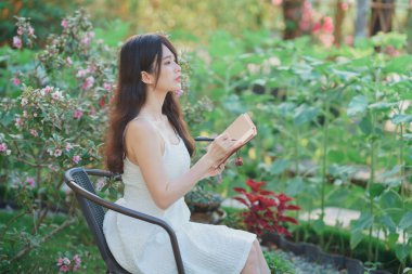 Kız avluya notlar yazmış.