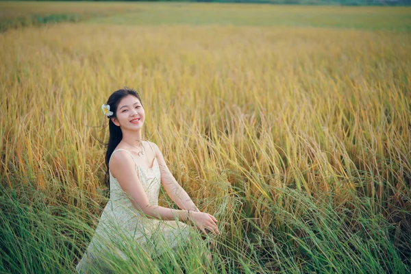 Relaxed Brunette Girl Walking Rice Fields — Stockfoto