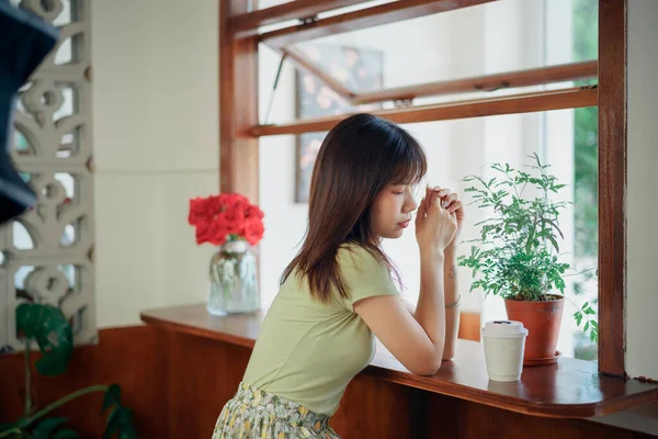 Kız kahve odasında.