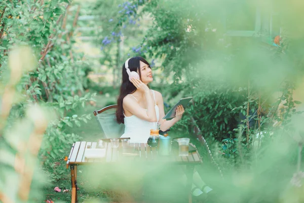 アジアの女の子はキャンプ中に音楽を聴き — ストック写真