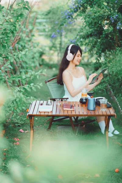 亚洲女孩露营时听音乐 — 图库照片