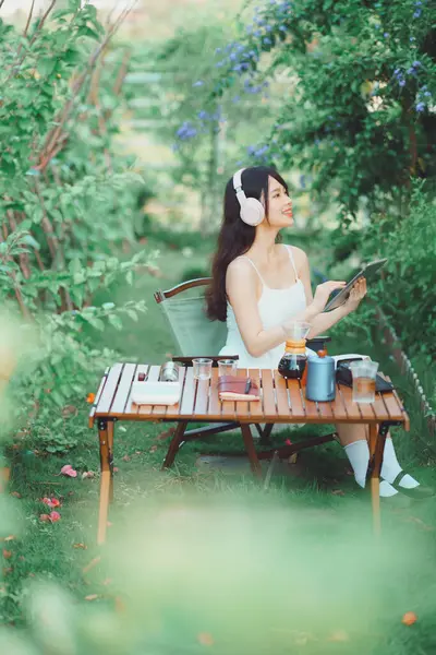 亚洲女孩露营时听音乐 — 图库照片