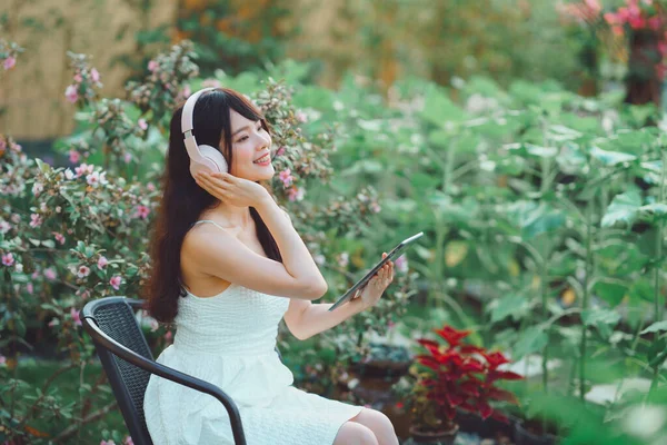 Aziatische Meisjes Luisteren Naar Muziek Tijdens Het Kamperen — Stockfoto