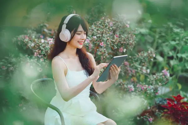 Asiatische Mädchen Hören Musik Während Des Camps — Stockfoto