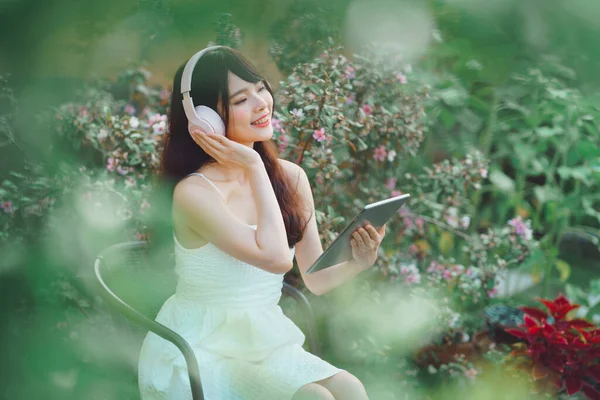 Asiatiques Filles Écouter Musique Tout Camping — Photo