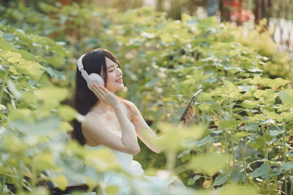Азиатские Девушки Слушать Музыку Время Кемпинга — стоковое фото