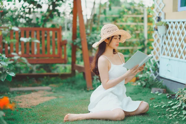 Girl Reading Yard — Stock Photo, Image