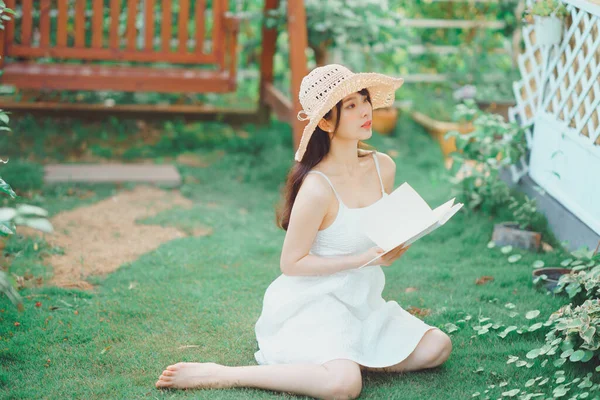 Het Meisje Leest Tuin — Stockfoto